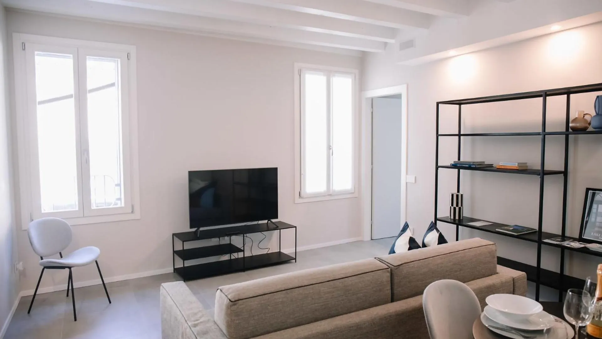 Elegant Beige Apartment - 5 Minutes From The Lake Como